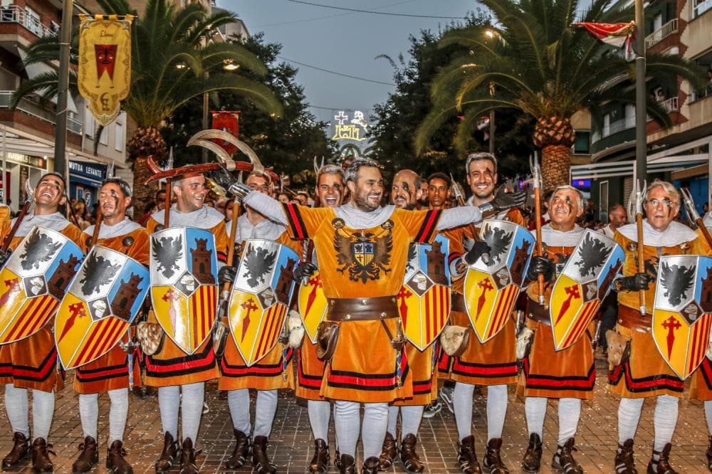 Esquadra de la Filà Creuats desfilant